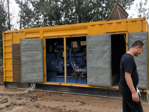 鱼台进行柴油发电机组电瓶容量测试时，有哪些注意事项？